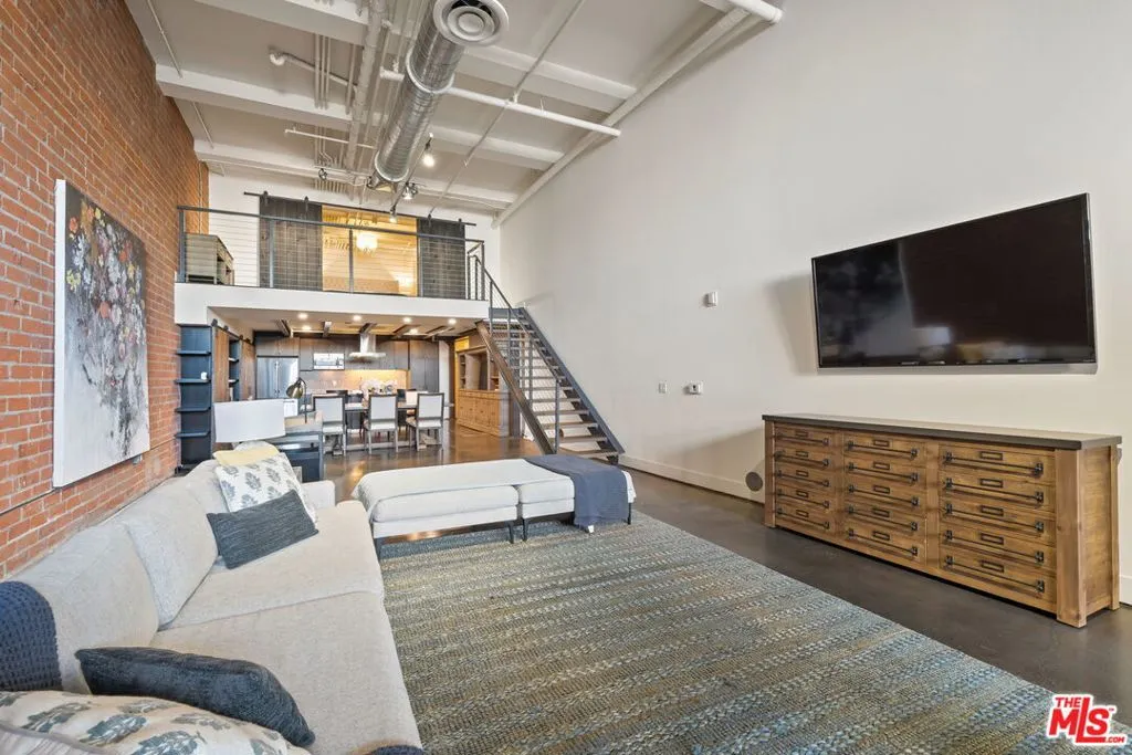 120 S Hewitt Street 6, Los Angeles, California 90012 home-pic-6